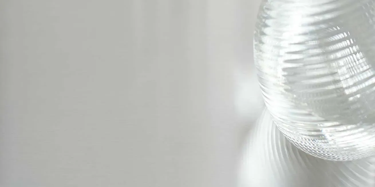 imgi_10_bulthaup-produkte_b-3_kueche-metall-edelstahl-spiegelung-reflektion_weiss-braun