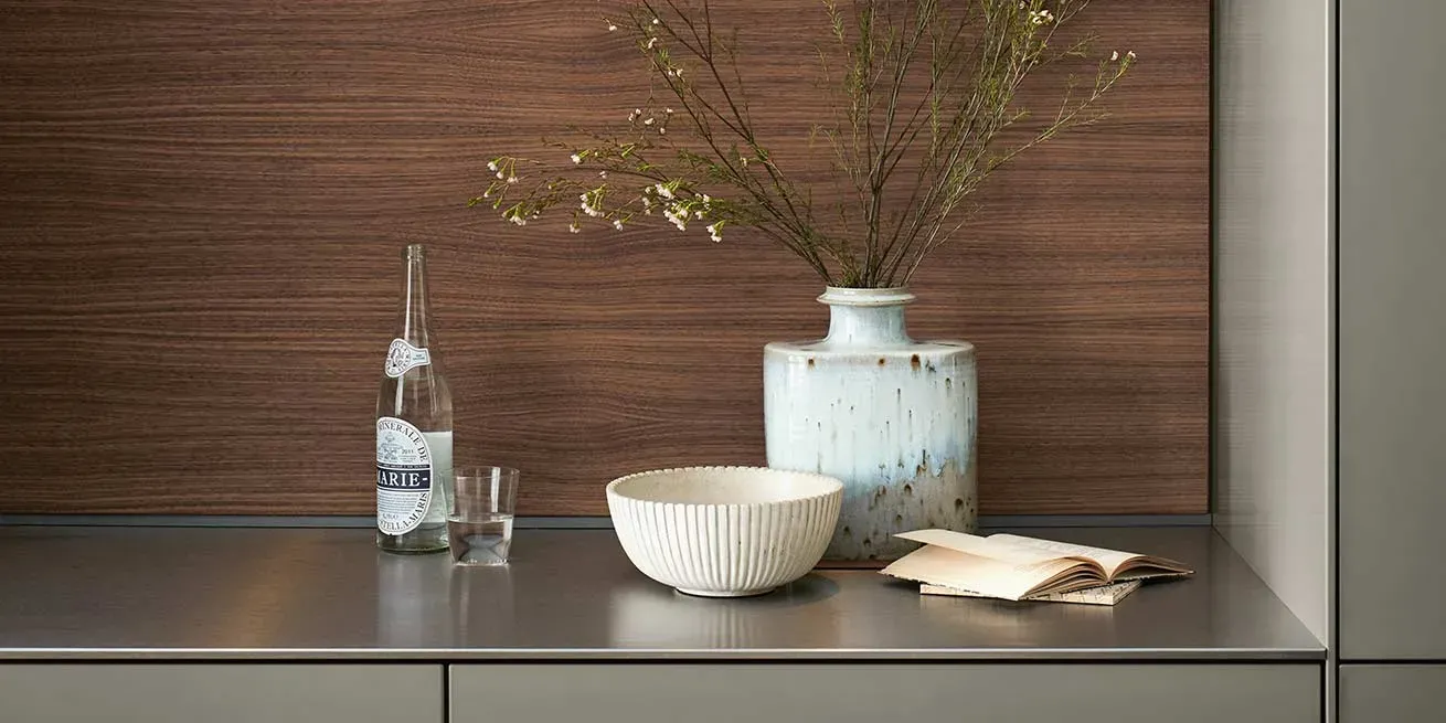 imgi_12_bulthaup-produkte_b-3_kueche-multifunktionswand-holz-furnier-dekoration_beige-braun