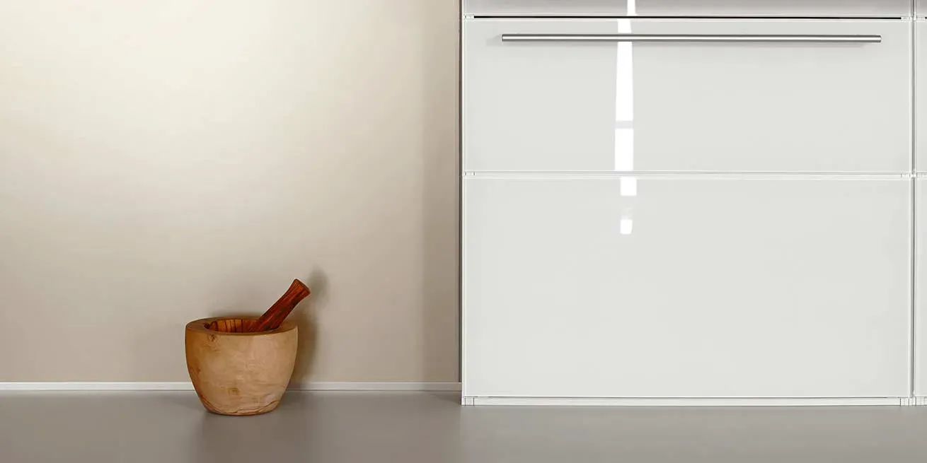 imgi_13_bulthaup-produkte_b-3_kueche-paneelwand-edelstahl-funktionswand-reflektion_beige-weiss