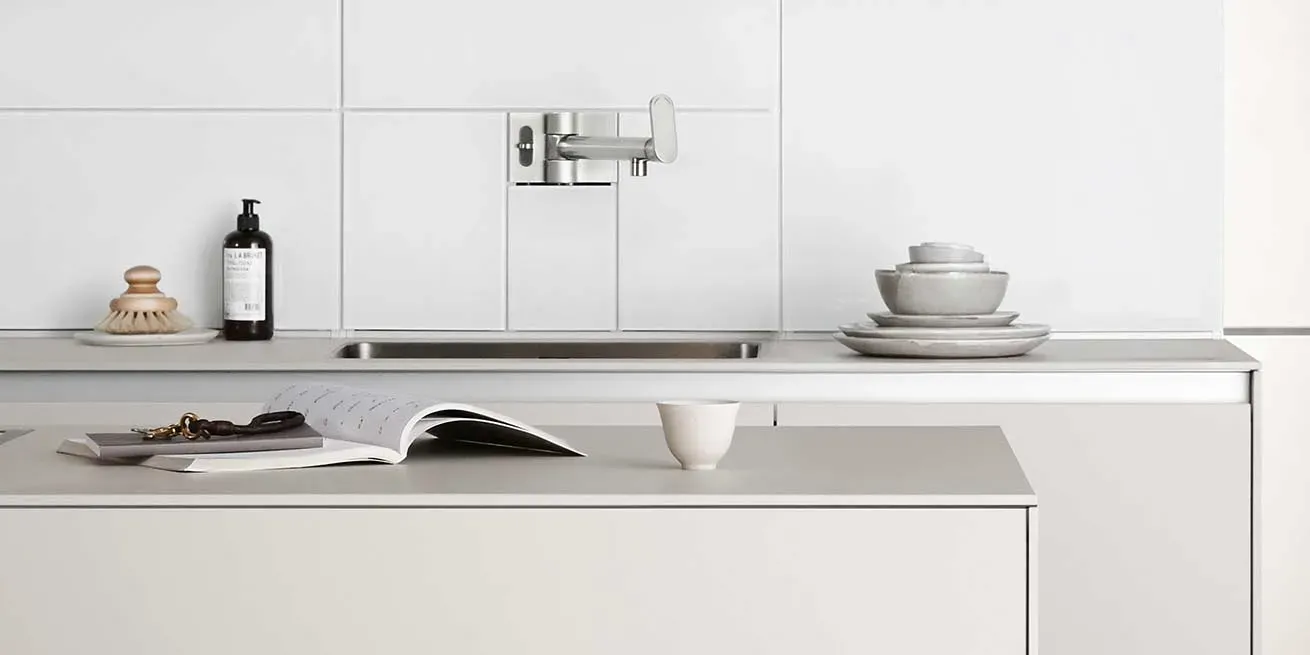 imgi_15_bulthaup-produkte_b-3_kueche-multifunktionswand-kuechenzeile-insel-formen-funktionen-ablage_beige-braun