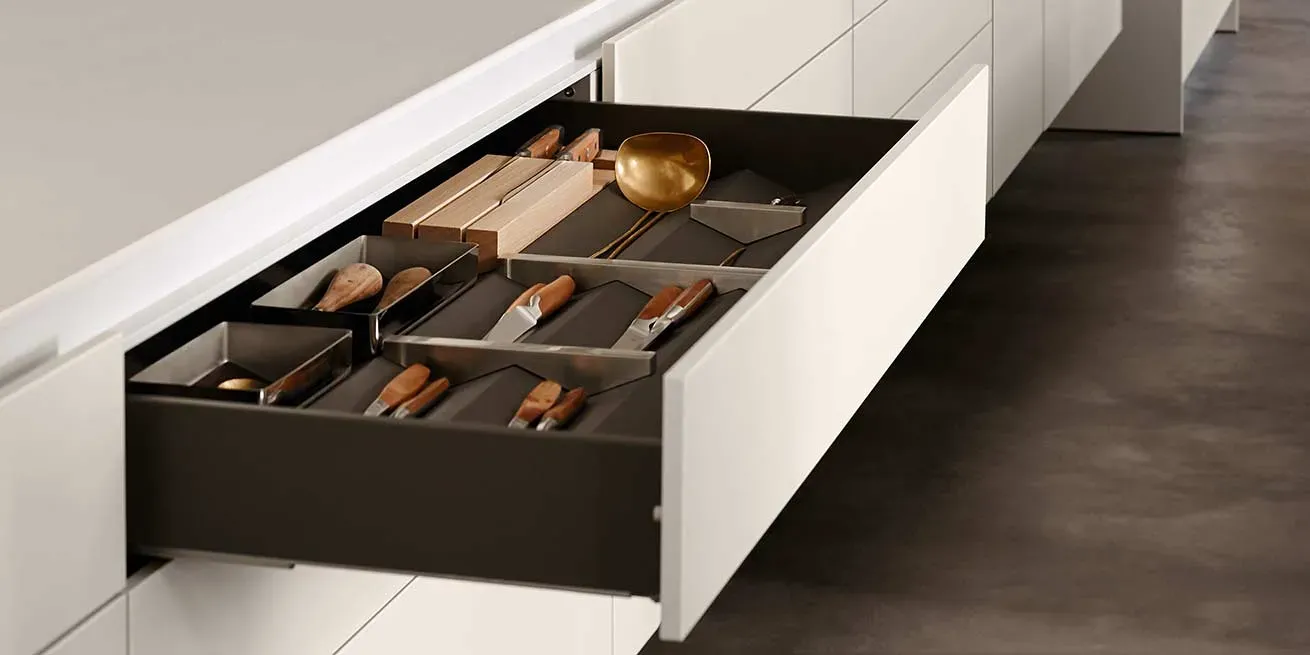 imgi_18_bulthaup-produkte_b-3_kueche-multifunktionswand-kuechenzeile-schraenke-schubladen-detail_beige-braun