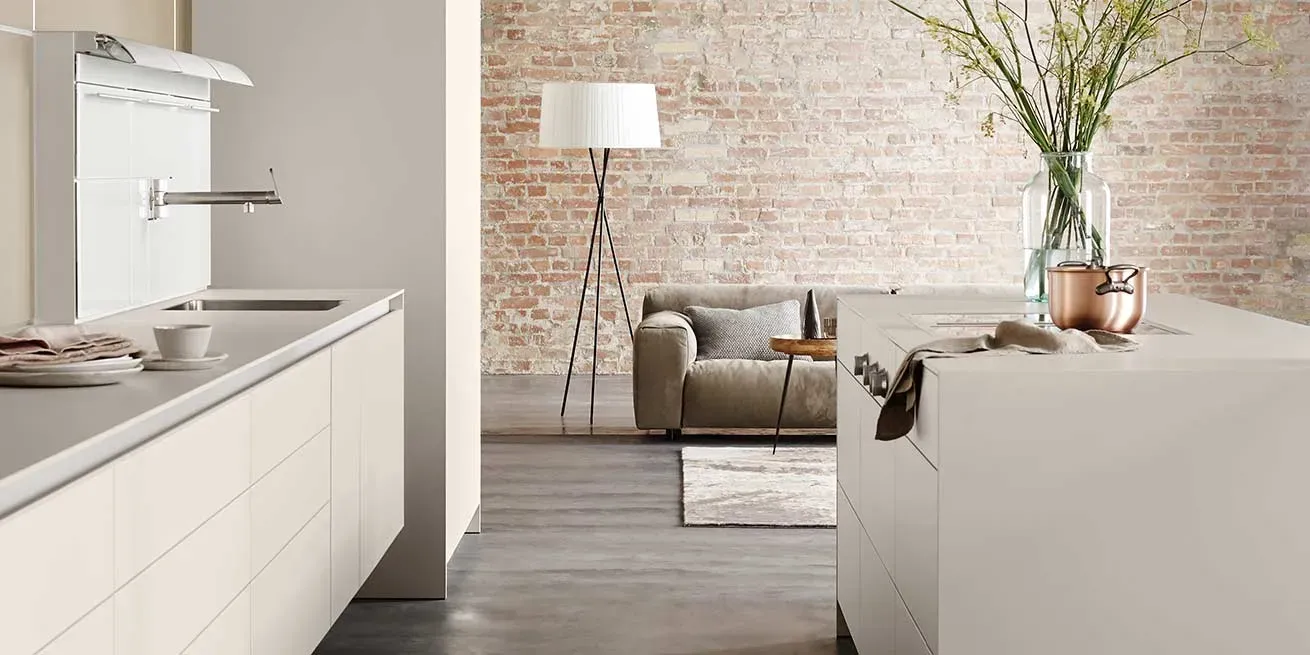 imgi_2_bulthaup-produkte_b-3_kueche-multifunktionswand-paneelwand-kuechenzeile-schraenke-wasserstelle-deko_beige-braun