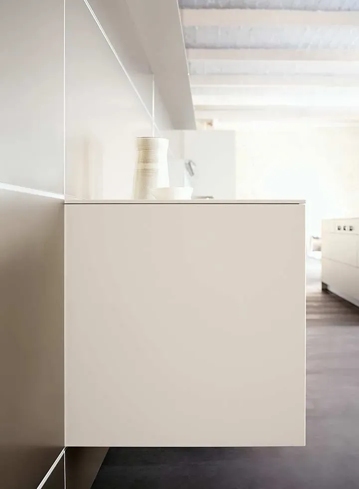 imgi_3_bulthaup-produkte_b-3_kueche-multifunktionswand-kuechenzeile-schraenke-wasserstelle-frontal_beige-braun