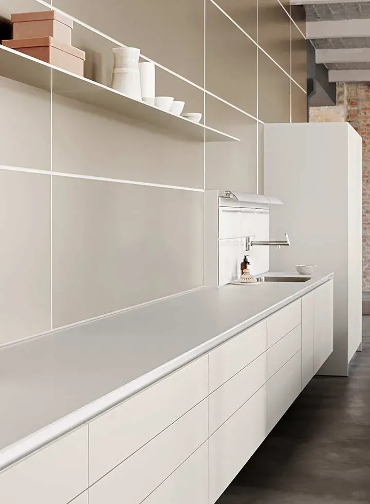 imgi_4_bulthaup-produkte_b-3_kueche-multifunktionswand-kuechenzeile-schraenke-wasserstelle-iso_beige-braun