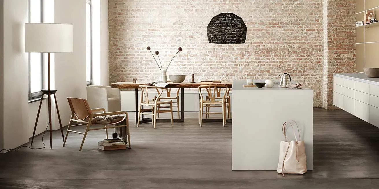 imgi_6_bulthaup-produkte_b-3_kueche-multifunktionswand-paneelwand-kuechenzeile-schraenke-insel-wohnraum_beige-braun-1