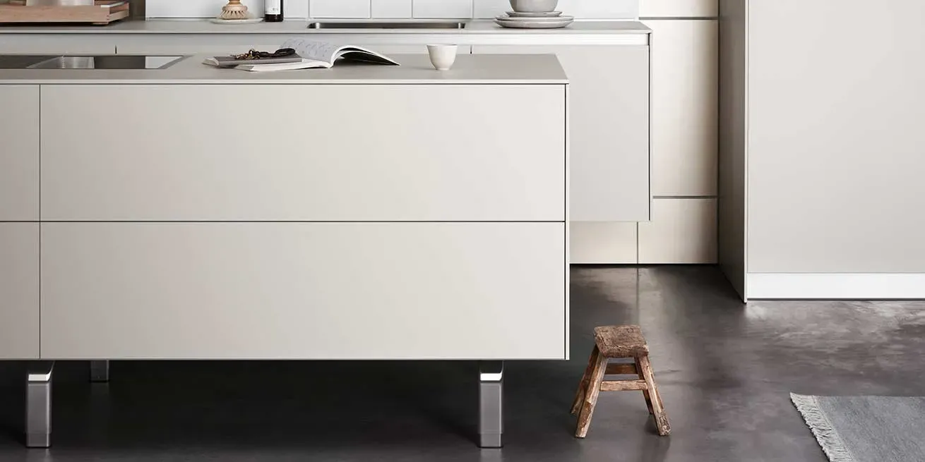 imgi_7_bulthaup-produkte_b-3_kueche-multifunktionswand-kuechenzeile-schraenke-wasserstelle-insel-frontal_beige-braun-1