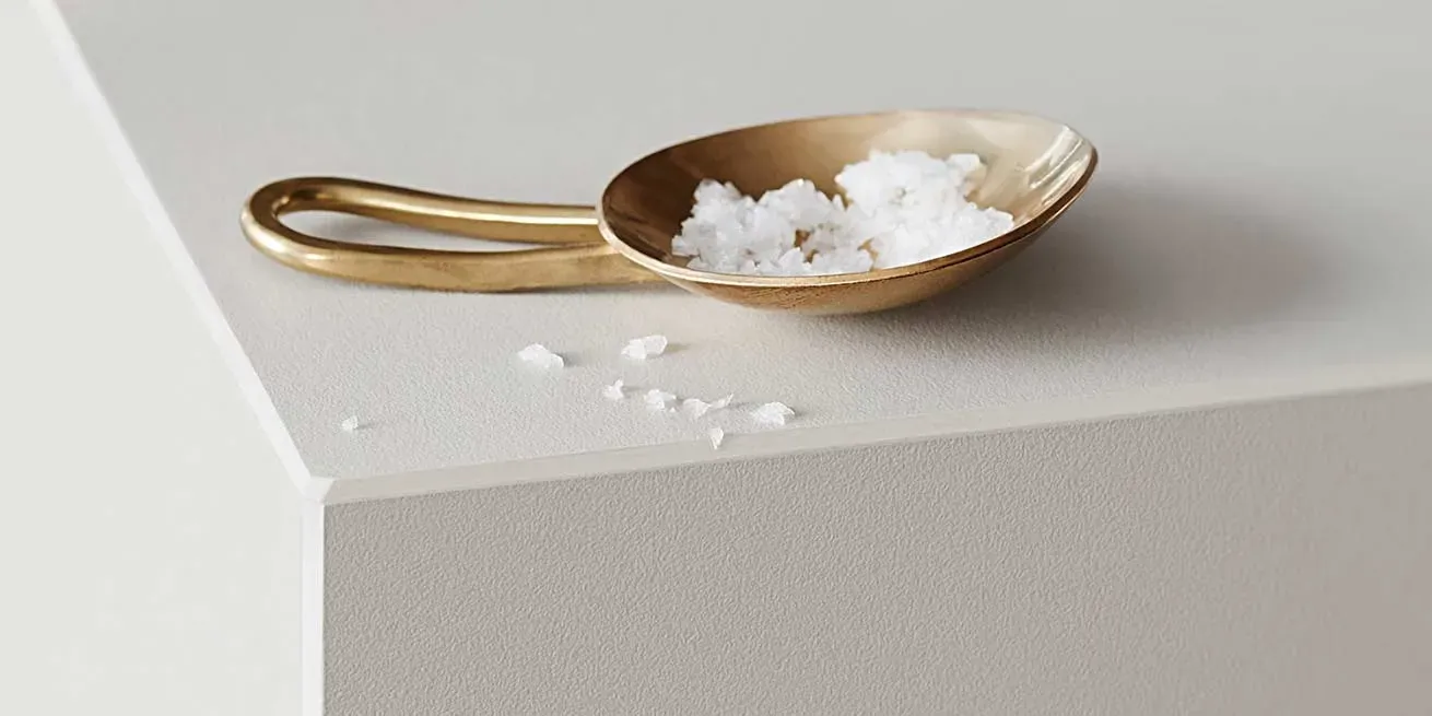 imgi_9_bulthaup-produkte_b-3_kueche-arbeitsplatte-laminat-salz-messingschale_gelb-weiss