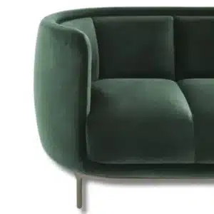 A Wittmann Vuelta Sofa a kollekció egyik legkarakteresebb darabja. A Now3 kivitel E kategóriás Velvet Verde textillel készül, mérete 197 × 83 × H 77 cm. Wittmann Vuelta Sofa – Now3, Velvet Verde